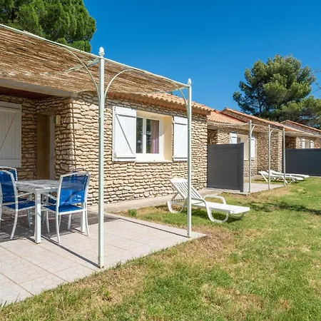Pretty Little House In A Tourist * La Roque-sur-Pernes
