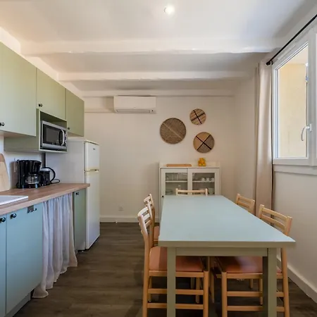 Pretty Little House In A Tourist Holiday home *